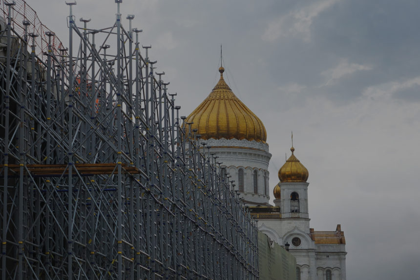 Под Патриаршим мостом завершилось строительство пешеходной зоны с амфитеатрами и лифтами