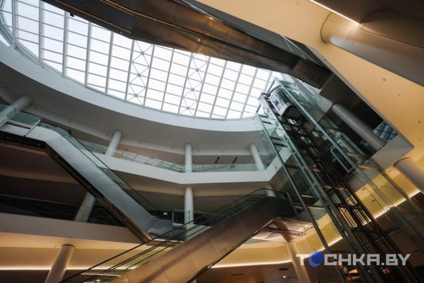 Открывшийся месяц назад ТЦ Minsk City Mall пока пустует без арендаторов и покупателей Открывшийся месяц назад ТЦ Minsk City Mall пока пустует без арендаторов и покупателей