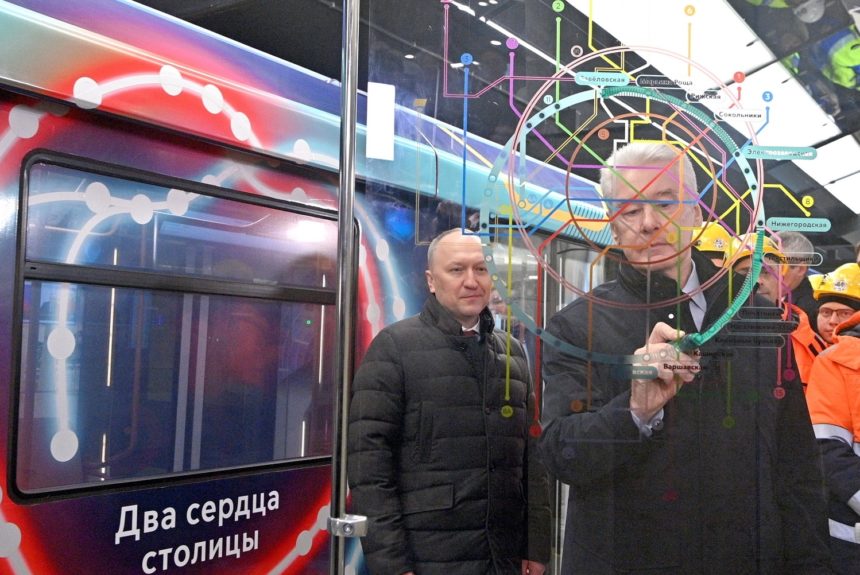 Путин и Собянин открыли Большую кольцевую линию метро Москвы Путин и Собянин открыли Большую кольцевую линию метро Москвы