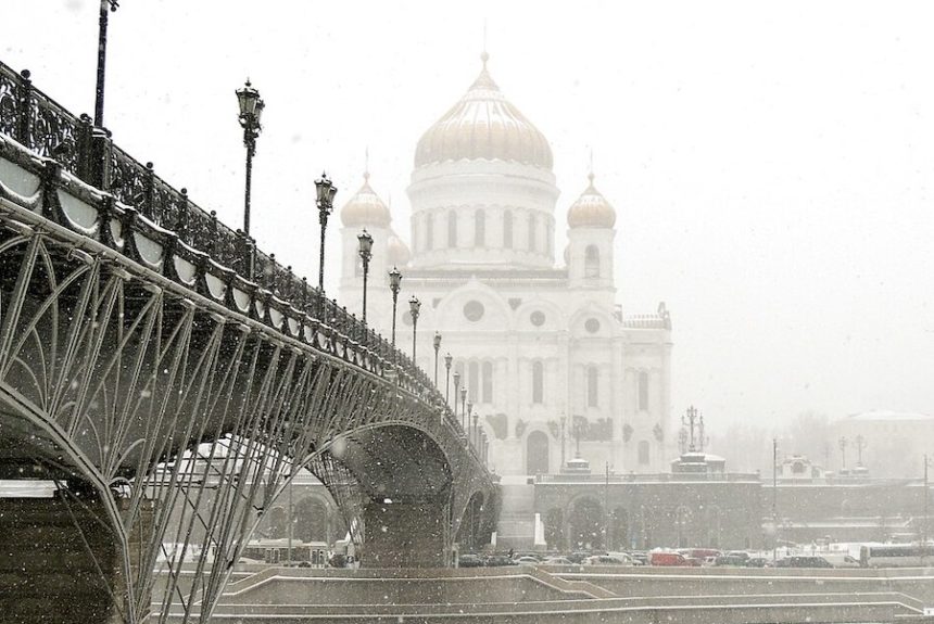 Патриарший мост очистили с помощью пескоструйной технологии Патриарший мост очистили с помощью пескоструйной технологии